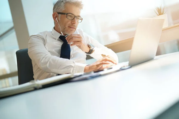 Geschäftsmann Büro Arbeitet Laptop Und Benutzt Kopfhörer — Stockfoto