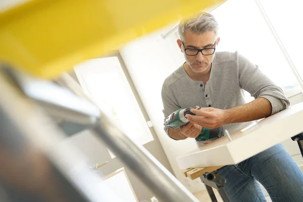 Uomo Assemblaggio Mobili Fai Utilizzando Trapano Elettrico — Foto Stock