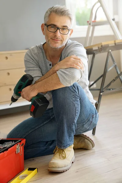 Porträt Eines Fröhlichen Mannes Beim Heimwerken — Stockfoto