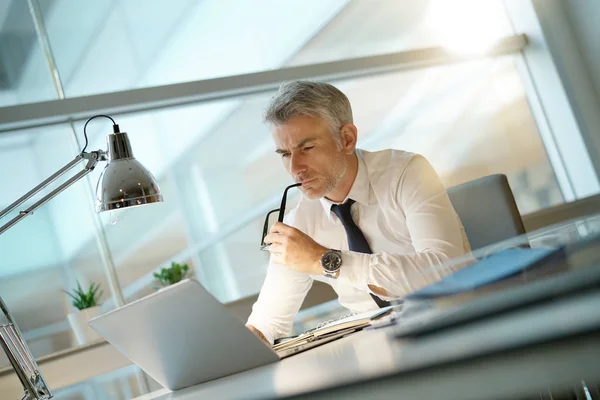 Homme Affaires Travaillant Sur Ordinateur Portable Dans Bureau Étant Préoccupé — Photo