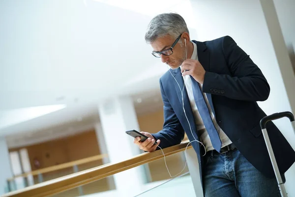 Empresario Con Maleta Sala Salidas Del Aeropuerto — Foto de Stock