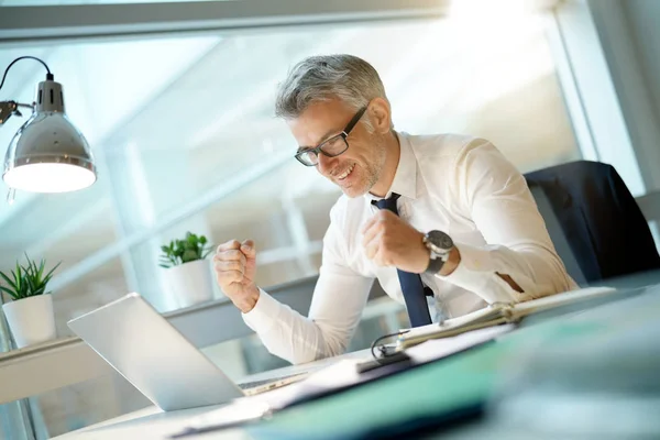 Feliz Hombre Negocios Teniendo Buen Día — Foto de Stock