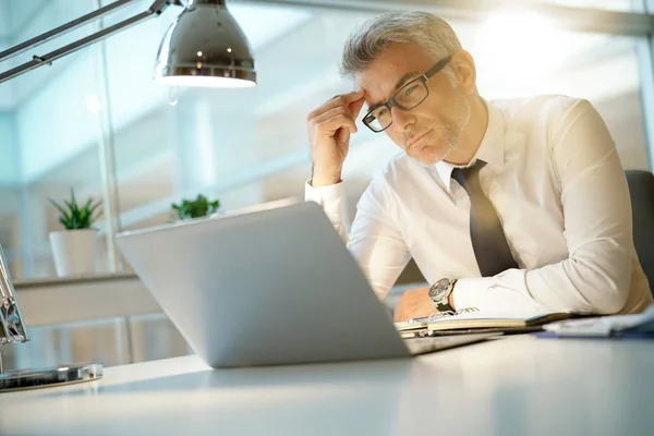 Uomo Affari Che Lavora Computer Portatile Carica Essendo Preoccupato — Foto Stock