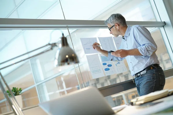 Empresario Hablando Por Teléfono Mientras Anaylzing Resultados Gráficos — Foto de Stock