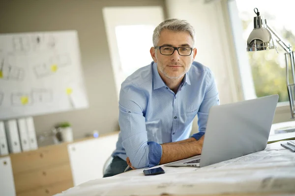 Portrait Architecte Regardant Caméra Dans Bureau — Photo