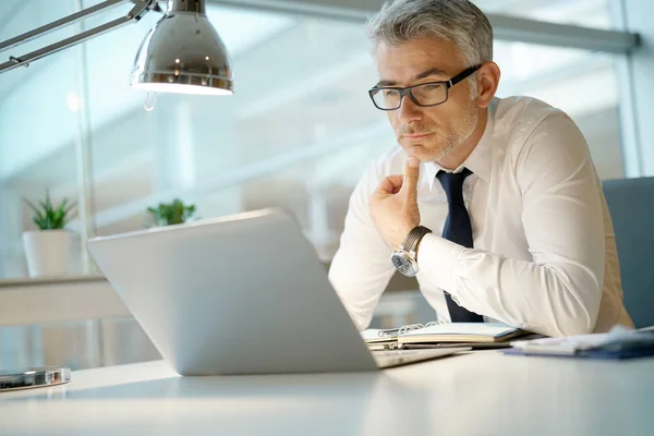 Empresario Que Trabaja Ordenador Portátil Oficina Preocupado — Foto de Stock