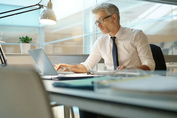 Empresário Escritório Trabalhando Mesa Computador Portátil — Fotografia de Stock