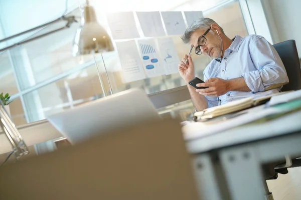 Uomo Affari Seduto Alla Scrivania Dell Ufficio Che Parla Telefono — Foto Stock