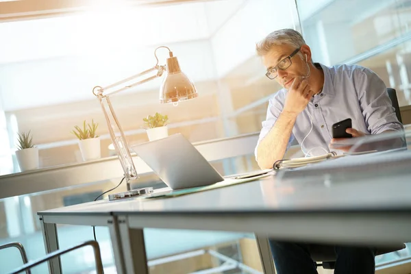 Zakenman Aan Telefoon Aan Het Praten — Stockfoto