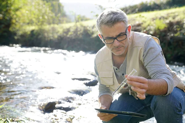 Biologo Testare Qualità Dell Acqua Del Fiume — Foto Stock