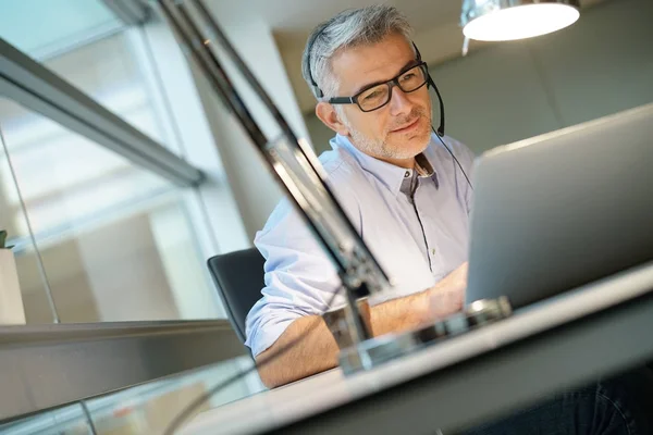 Kontorist Med Headset Samtidigt Videokonferens — Stockfoto