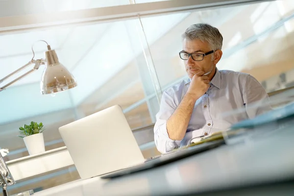 Homme Affaires Travaillant Dans Bureau Avec Ordinateur Portable — Photo