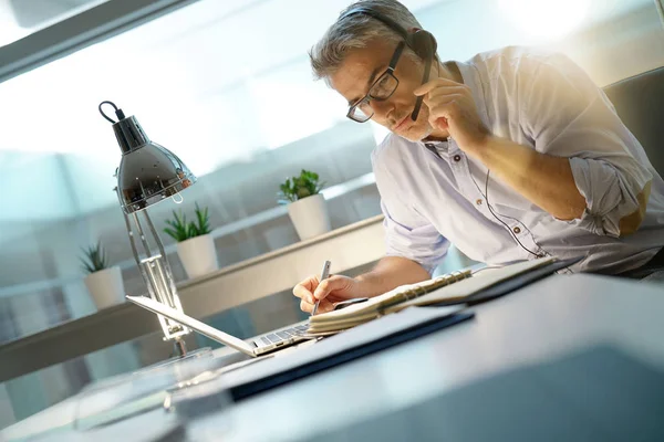 Ufficio Lavoratore Con Auricolare Durante Videoconferenza — Foto Stock