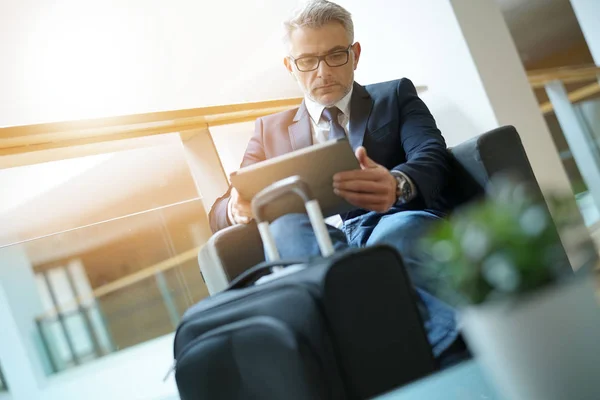 Businessman Airport Waiting Area Connected Tablet — Stock Photo, Image