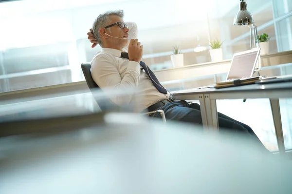 Homme Affaires Parlant Téléphone Bureau Détendre Dans Chaise — Photo