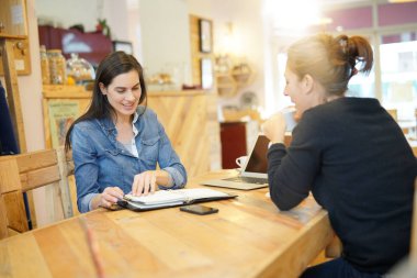 Aktif kadın toplantı istemci coffee shop