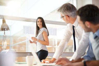 Birlikte mali projede çalışan iş takım