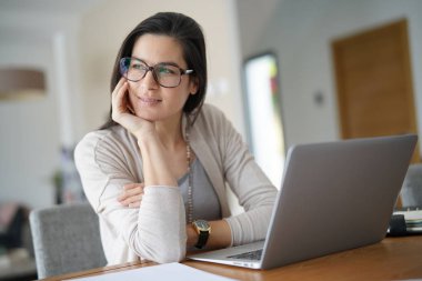 Ev-ofis işkadını penceresine bakarak