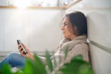 Kadın ev smartphone ile müzik dinleme rahatlatıcı
