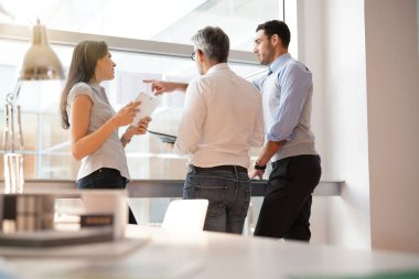 Ofiste toplantı, satış sonuçlarına bakarak iş adamları