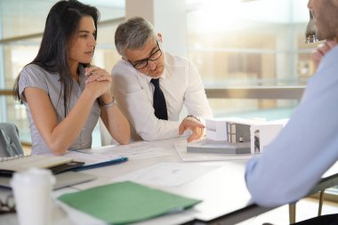 takım projesinde birlikte çalışan mimarlar