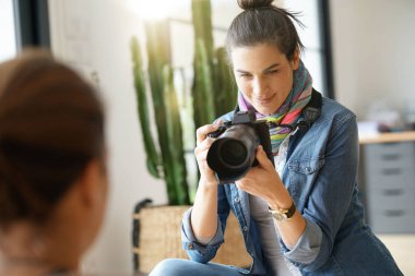 Özel ev alma resim modelinin fotoğrafçı