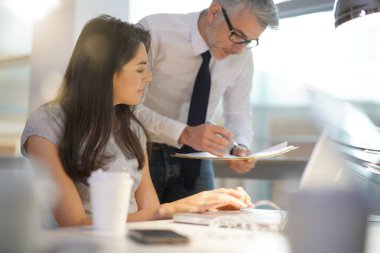 Birlikte bir proje üzerinde çalışırken iş ortakları