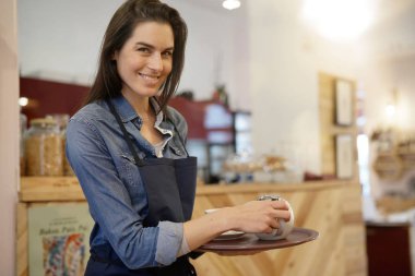 Tepsi tutarak kafede garson