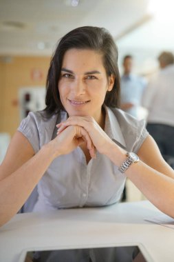 Neşeli esmer memur portresi