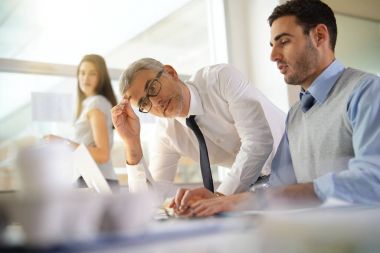 Birlikte office bütçe üzerinde çalışan mali kişiler