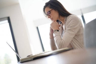 kadın ofiste dizüstü bilgisayar üzerinde çalışan                         