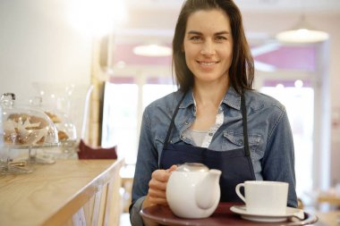 Tepsi tutarak kafede garson