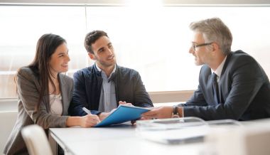 Genç çift ev yatırımları için mali danışmanla tanışıyor