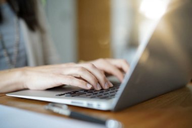 Laptop klavyesinde yazan kadını kapat