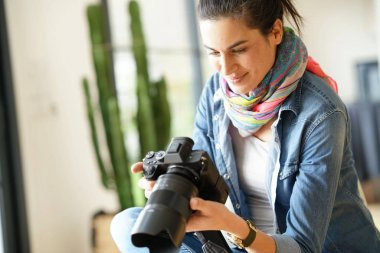 Fotoğrafçı fotoğraf çekim kamera ekran üzerinde kontrol