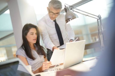 Ofiste ilişkilendirmek için talimat verirken işadamı 