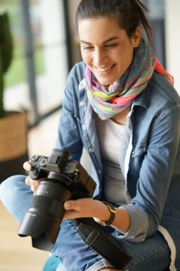 Fotoğrafçı fotoğraf çekim kamera ekran üzerinde kontrol