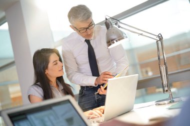 Ofiste ilişkilendirmek için talimat verirken işadamı 