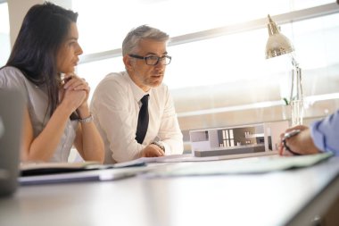 Takım birlikte inşaat proje üzerinde çalışan mimarlar