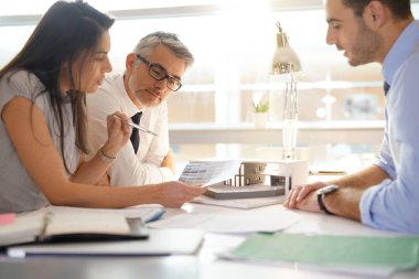 takım projesinde birlikte çalışan mimarlar