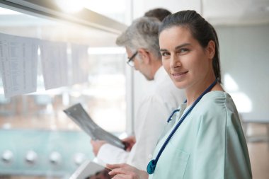 Hemşire, sağlık ekibi içinde geçmiş portresi