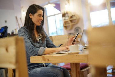 Kahve Dükkanı masasında çalışırken Evet kadın