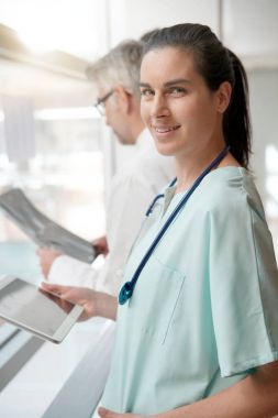 Hemşire, sağlık ekibi içinde geçmiş portresi