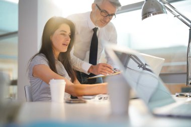 Meslektaş için satış hedefi hakkında konuşurken Yöneticisi