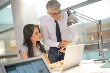 Ofiste ilişkilendirmek için talimat verirken işadamı 