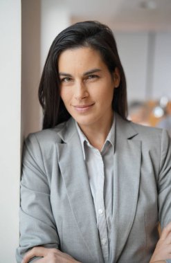 Gri takım elbise ile işkadını portresi