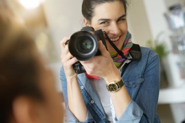 Bir çekim gün kadın fotoğrafçı portresi