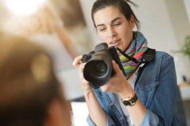 Bir çekim gün kadın fotoğrafçı portresi