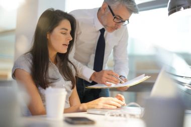 Birlikte bir proje üzerinde çalışırken iş ortakları