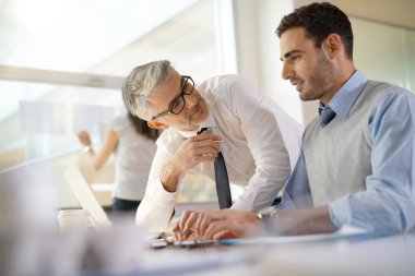 Birlikte office bütçe üzerinde çalışan mali kişiler
